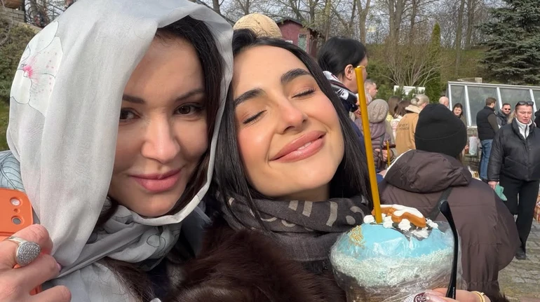 Щасливий день: Трінчер похвалилася селфі з мамою на освяченні великоднього кошика