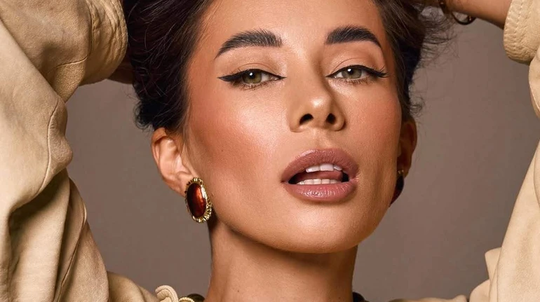 Неплях у мереживному боді посвітила принадами перед камерою