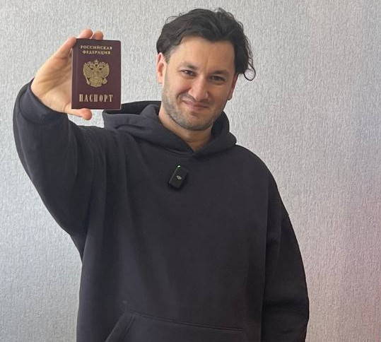 Бардаш отримав російський паспорт і похвалився ним на тлі Путіна. Фото
