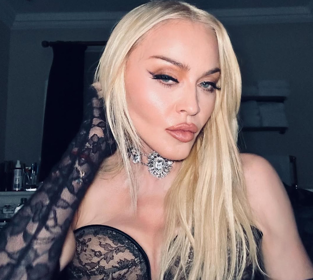 Нарешті хлопець її віку: відлучена від церкви Мадонна збурила мережу згенерованими ШІ фото з Папою Римським