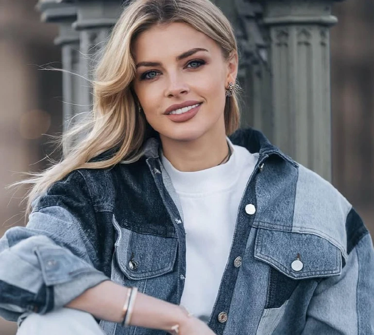 Дружина Зінченка у стильному міні посвітила ідеальними ногами на вулицях Лондона