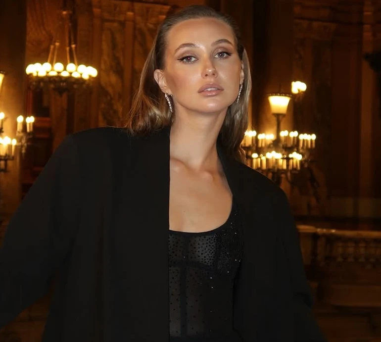 Колишня Тищенка на процедурі краси заселфилася в спідньому у різних позах