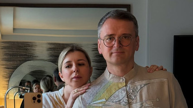 Кулеба з птахом з легендарної картини на грудях і в обіймах коханої привітав із Днем вишиванки