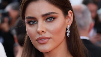 Міс Усанова у коштовній сукні з камінців та декольте до пупа покрасувалася на хіднику у Каннах