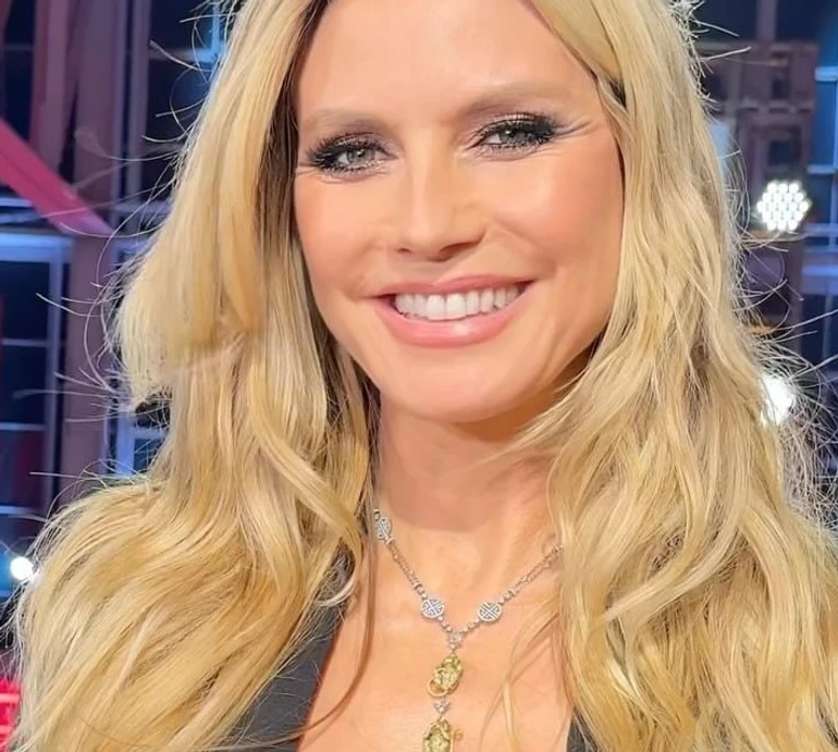 Пустунка Клум на парадному хіднику музпремії смикнула за штани відомого співака. Відео