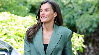 Льон кольору лісу: королева Летісія вигуляла стильний діловий костюм на захід у Мадриді. Фото