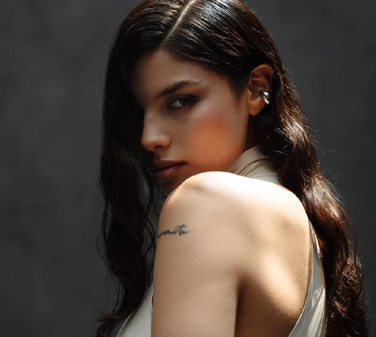 Андраде впакувала спокусливі форми в обтислу молочну сукню для млосних фото