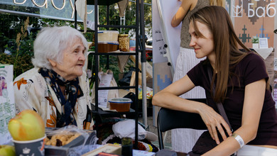 БФ Юлині бабусі збирає на дах для евакуйованих стареньких — допомогти можна на Куражі