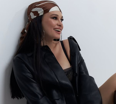 Шкірянка на спіднє та шоколадний смокі: Сахневич у зухвалому образі пояснила, коли розквітає жінка