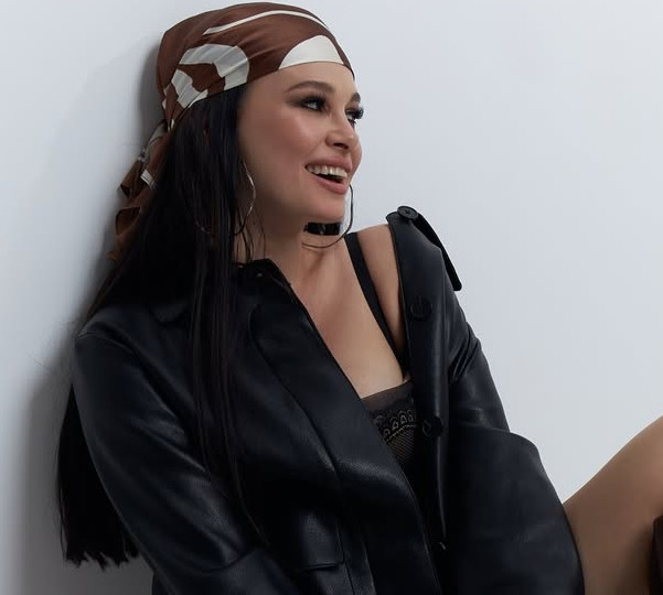 Шкірянка на спіднє та шоколадний смокі: Сахневич у зухвалому образі пояснила, коли розквітає жінка