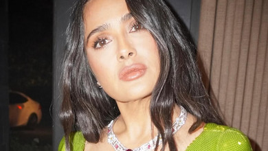 59-річна Хаєк у лаймових паєтках зі звабним декольте попозувала з чоловіком на гала-концерті