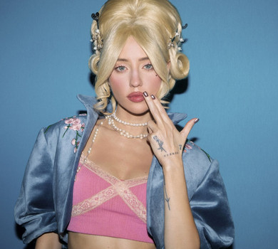 DOROFEEVA в образі зухвалої Марії Антуанетти заспівала в інтер'єрі 80-х про Японію і Антарктику. Відео