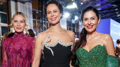 Сяюча посмішка і голі плечі: ексдружина Кличка у вечірній сукні зі срібним оздобленням і розрізом покрасувалася на івенті в Мюнхені