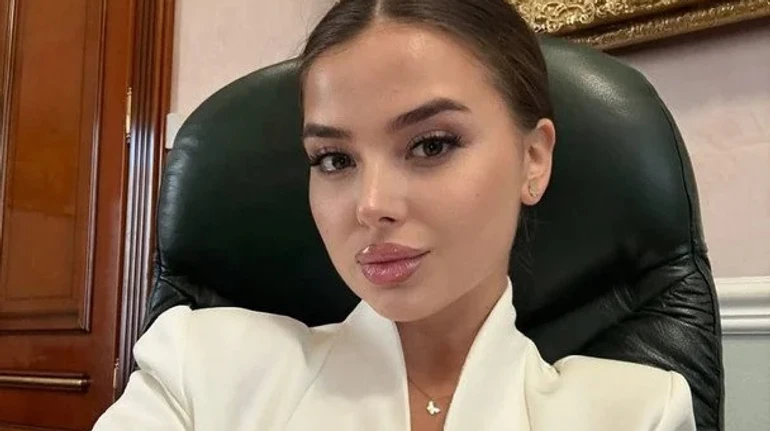 Дизайнерські речі та брендова куртка за тисячі євро: у мережі обговорюють образи Музи Івахненко на судових засіданнях