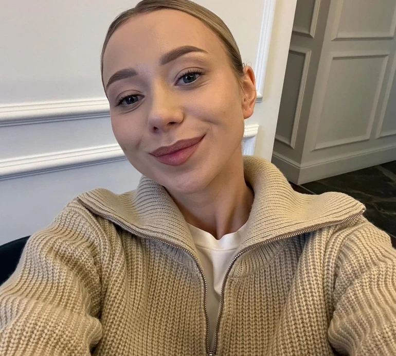 Хто ця людина: Репяхова показала своє фото в паспорті