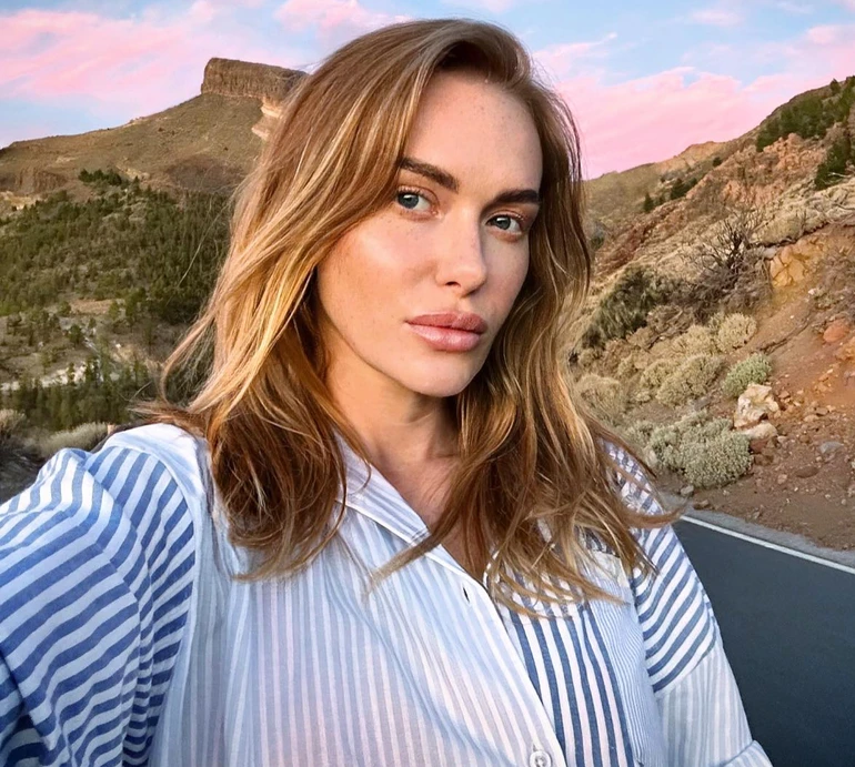 Знову груди? Камінська з оголеним декольте натякнула на чергові пластичні операції