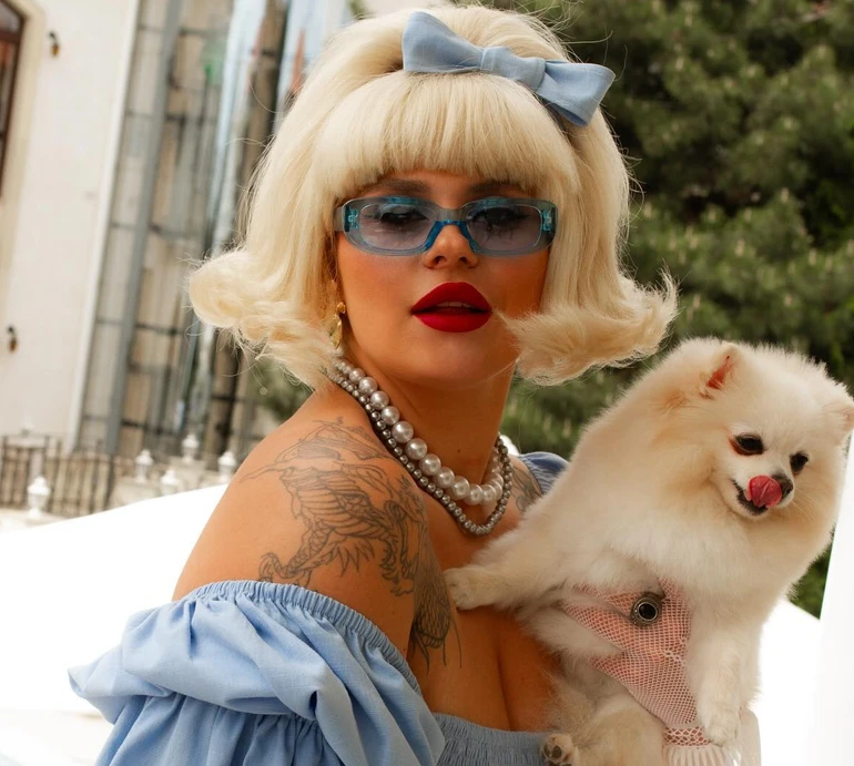 Перуки, окуляри та ретросукні: Заріцька, Квіткова і Парфільєва уявили себе в Італії 1963 року