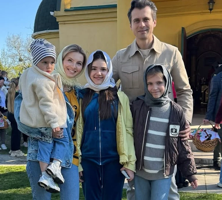 Юрушева з дочками і Скічком попозували з кошиками коло церкви