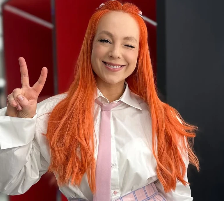 Якщо рве на шматки: Тарабарова у рожевому образі артистично повигиналася заради мистецтва. Фото