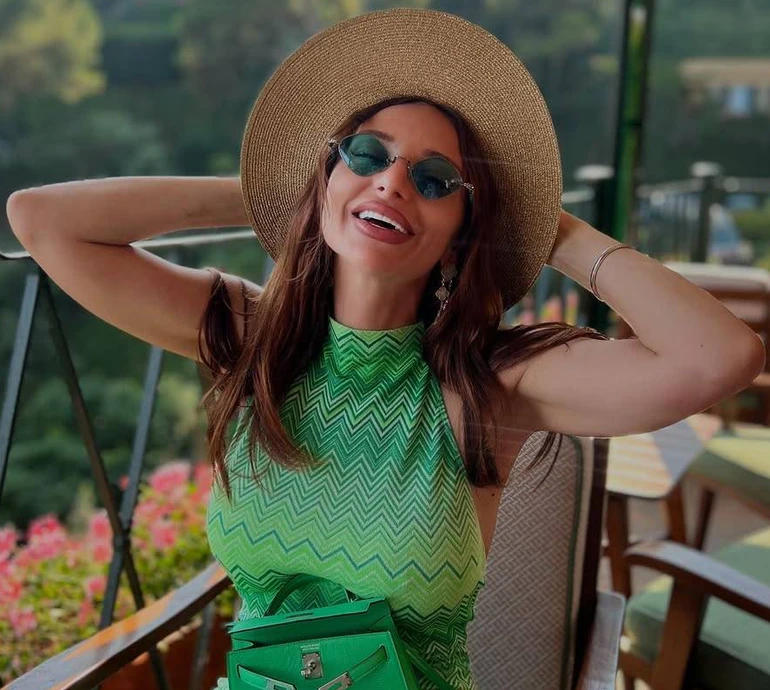 Шишпор у маленькому бікіні продемонструвала звабні форми на італійському пляжі