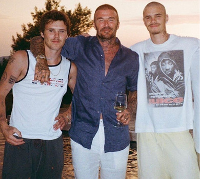 Відпочинок з Бекхемами: Вікі у міні показалася в обіймах Девіда та похвалилася дорослими синами і дочкою. Фото