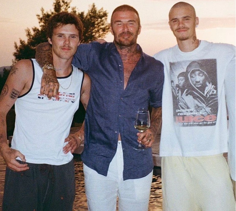 Відпочинок з Бекхемами: Вікі у міні показалася в обіймах Девіда та похвалилася дорослими синами і дочкою. Фото