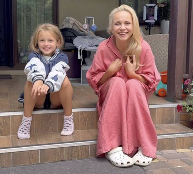 Мамські мудрості: Ребрик показала, як допомагає доньці вчити вірш. Кумедне відео