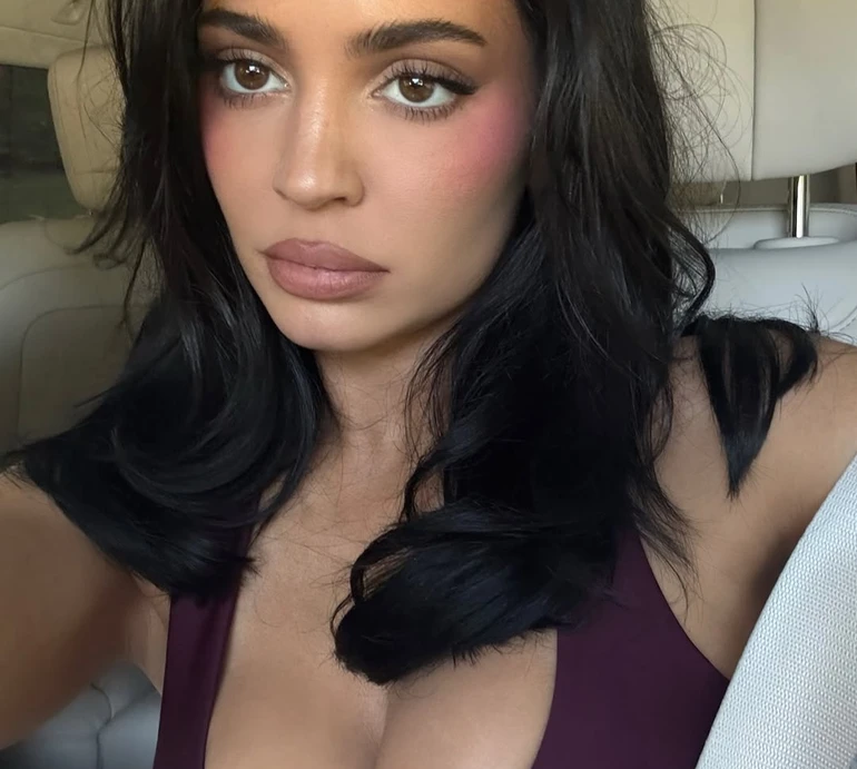 Кайлі Дженнер голі принади прикрила олівцями і помадами власного бренду. Фото