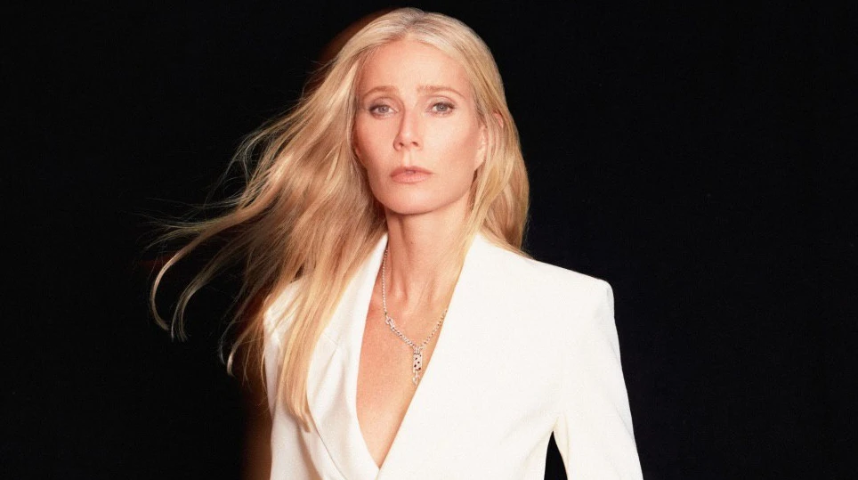 Жіночність зашкалює: зваблива Пелтроу приспустила бретельку сукні-комбінації для чуттєвого фото на ліжку