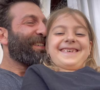 Дихаю тобою: Салем розчулив мережу відео з 8-річною донькою