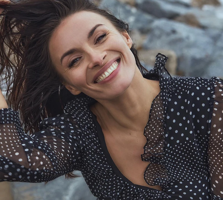 Мейхер у звабливій екошкірі драматично повигиналася на кам'яних сходах