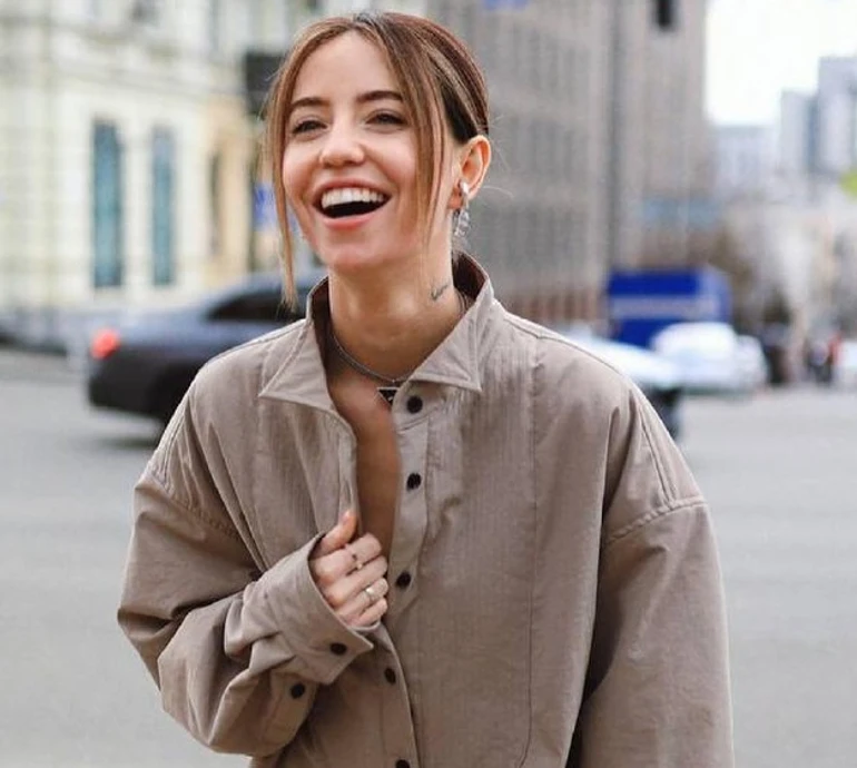 Дорофєєва у тоненькому бікіні заселфила тіло коло басейну