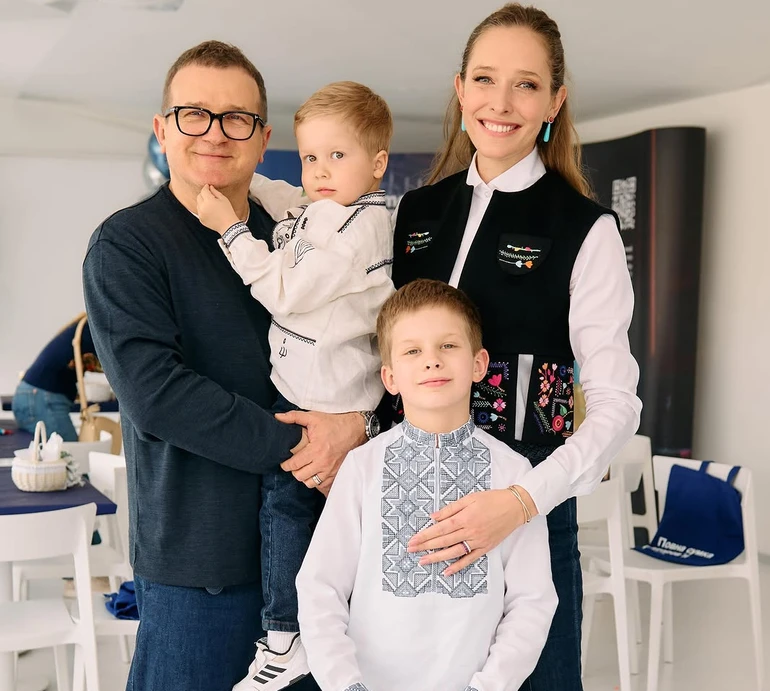 Мама з досвідом 22 роки: Осадча показала відпочинок із чоловіком і двома синами у Львові. Фото