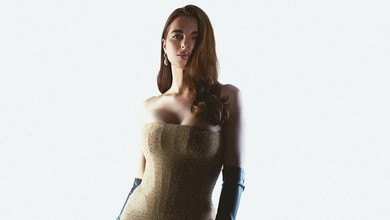 Дружина Усика показалася в купальнику на шезлонгу та посвітила формами крізь золоту сукню. Фото