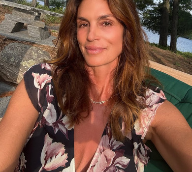 Кроуфорд у декольтованій сукні показала свій пікнік для одного на травичці. Фото