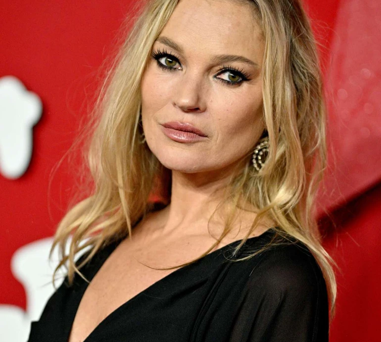 Кейт - це всі ми: в мережі завірусився ролик із нетвердою ходою Мосс після паризької вечірки