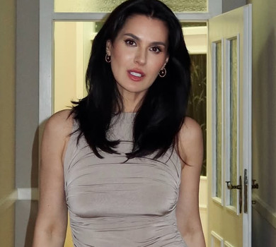 Спіймана в моменті: Єфросиніна у нюдовій сукні з драпіруванням наробила ефектних фото в коридорі