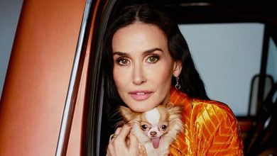 Шкіряне міні, оксамит і сукня-клітка: жінка року Демі Мур оголила довгі ноги на сторінках глянцю. Фото