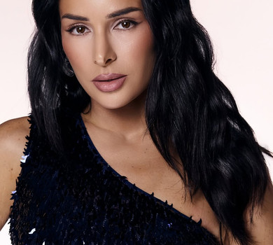 Огнєвіч в асиметричній сукні та панчохах вдала з себе хижачку для ефектного фото