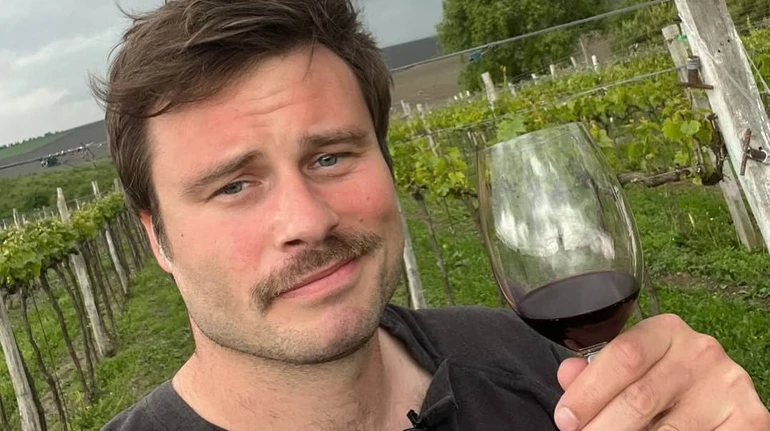 Майже парижанин: Єгор Гордєєв прогулявся парком у тренчі та з яскравою кравчучкою. Фото