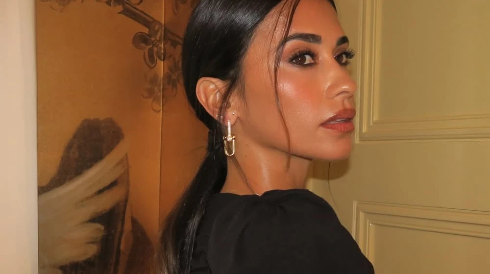 Дружина Мессі у чорному міні з драпіруванням похизувалася фігурою на вечірці. Фото