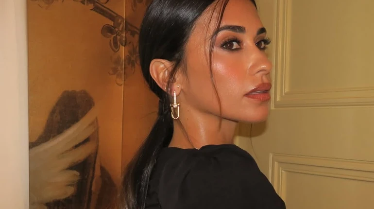 Дружина Мессі у чорному міні з драпіруванням похизувалася фігурою на вечірці. Фото