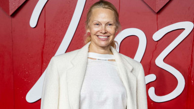 Нуль мейкапу, хвостик і total white: 56-річна Памела Андерсон на розслабоні сходила на модну премію в Лондоні