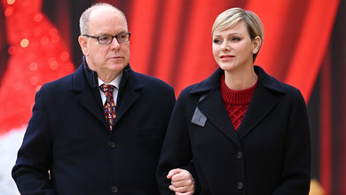 На коліна не сідали: ошатні князь і княгиня Монако зазнімкувалися з Санта-Клаусом