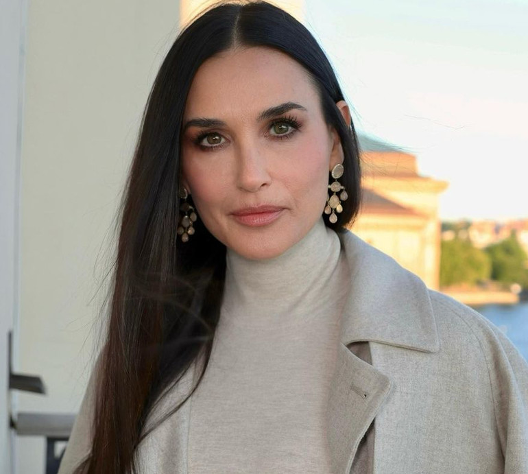 61-річна Демі Мур вигуляла прозору сукню-кольчугу в Мілані. Фото