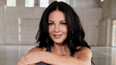 54-річна Зета-Джонс у крихітному бікіні попозувала для атмосферних фото