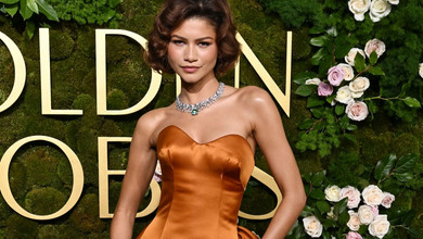 Блискуча Мур із першою в житті нагородою, Кідман з оголеною спиною та Зендея з обручкою на хіднику Золотого глобуса-2025