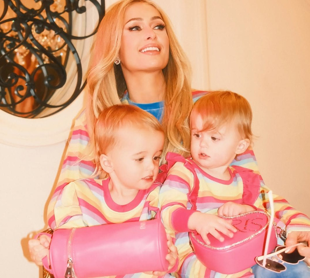 Життя з цими двома набагато яскравіше: Хілтон із дітьми від сурогатних матерів попозувала у веселковому фемілі-луці