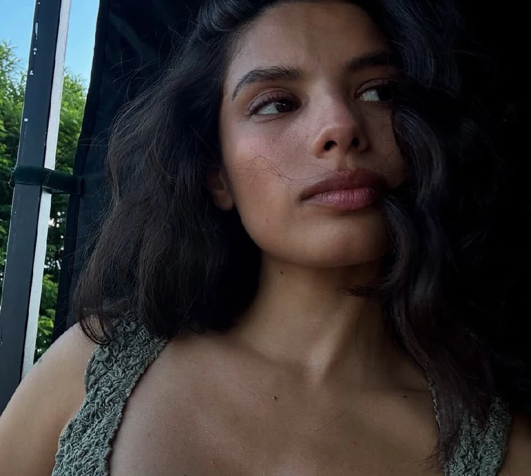 Сексі-танці та зухвале селфі в ліфті: Андраде показала свої запальні будні