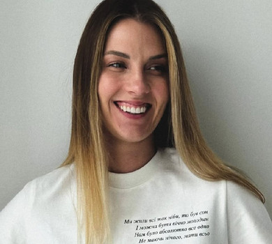 Харлан у купальнику з пальмами засвітила засмаглі стегна в Адріатичному морі